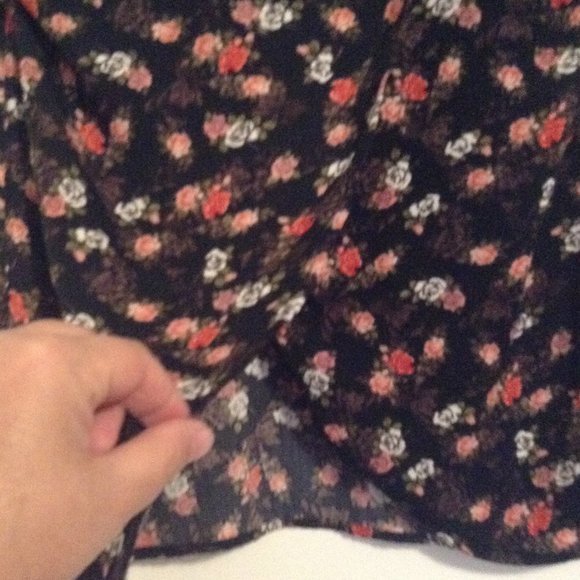 Guess Floral Blouse black/orange floral print.  XS - Picture 11 of 11